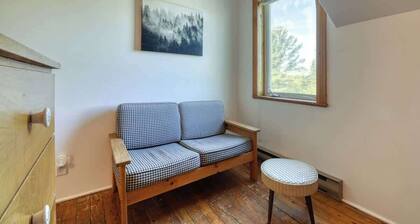 5BR Chalet with Hot Tub & Lake Access