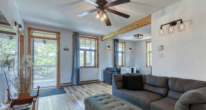5BR Chalet with Hot Tub & Lake Access