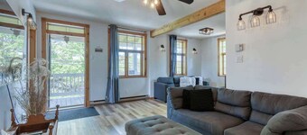 5BR Chalet with Hot Tub & Lake Access