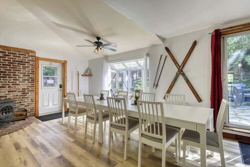 5BR Chalet with Hot Tub & Lake Access
