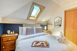 5 bedrooms, desk, iron/ironing board, travel crib