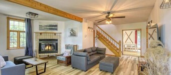 5BR Chalet with Hot Tub & Lake Access