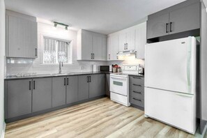 冷蔵庫、電子レンジ、オーブン、コンロ