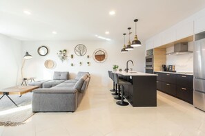 Smart TV - The Cottage – Spacious 6BR with Unique Terrace in Plateau Mont-Royal (Montréal)