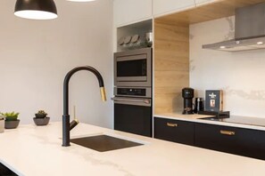 Refrigerador, microondas, horno y parrilla de estufa 