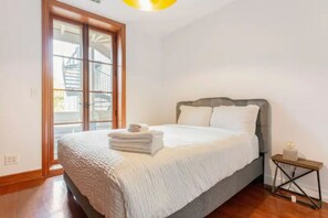10 slaapkamers, een bureau, een strijkplank/strijkijzer, gratis wifi