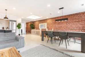 Unclassified image, 5 of 41, button