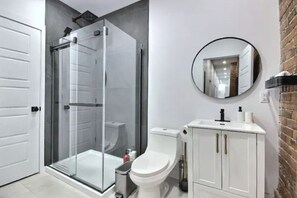 Een haardroger, handdoeken