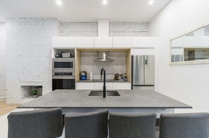 Fridge, microwave, oven, stovetop - La Perle – Elegance, Luxury Space & Comfort, 4 Br (Montréal)