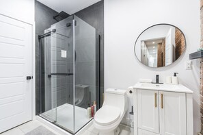 Hair dryer, towels - La Perle – Elegance, Space And Comfort in the Heart of Plateau Mont-Royal (Montréal)