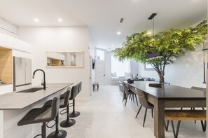 Dining - La Perle – Elegance, Space And Comfort in the Heart of Plateau Mont-Royal (Montréal)