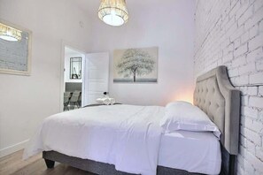 3 makuuhuonetta, työpöytä, silitysrauta/-lauta, vauvan matkasänky