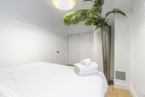 4 bedrooms, iron/ironing board, travel crib, free WiFi - La Perle – Elegance, Luxury Space & Comfort, 4 Br (Montréal)