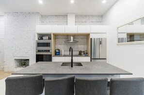 冷蔵庫、電子レンジ、オーブン、コンロ