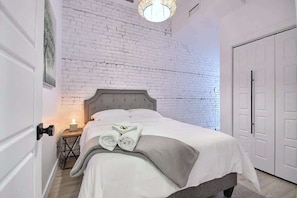 4 habitaciones, tabla de planchar con plancha y cuna de viaje 