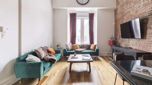 Living area - Galeria 2:Spacious 4BR/2BA Getaway•Modern/Relaxing (Montreal)