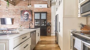 Private kitchen - Galeria 2:Spacious 4BR/2BA Getaway•Modern/Relaxing (Montreal)