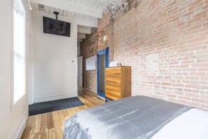 4 bedrooms, iron/ironing board, travel crib, WiFi (free)