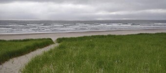 Newly remodeled stylish apartment with king bed, close to downtown, river, shops