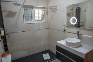 Shower, hair dryer, towels - Room 'Quarto Ferreirinha' with Mountain View, Wi-Fi and Air Conditioning (Macedo de Cavaleiros)