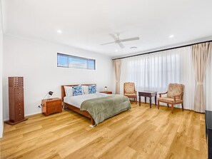 4 Schlafzimmer, Schreibtisch, Bügeleisen/Bügelbrett, WLAN