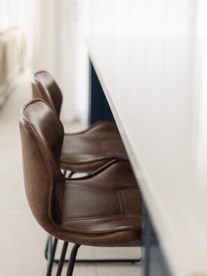 Una silla moderna de diseño elegante, ubicada en una habitación luminosa con estética minimalista.