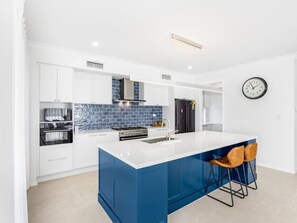 Køleskab, mikrobølgeovn, ovn, kogeplade