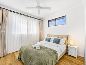 4 bedrooms, desk, iron/ironing board, WiFi - Elegant & Convenient 4-Beds Villa w/ easy access (Upper Mount Gravatt)