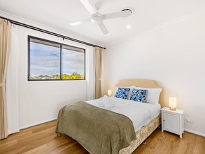 4 Schlafzimmer, Schreibtisch, Bügeleisen/Bügelbrett, WLAN