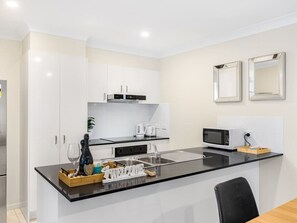 Frigorífico, microondas, horno y placa de cocina