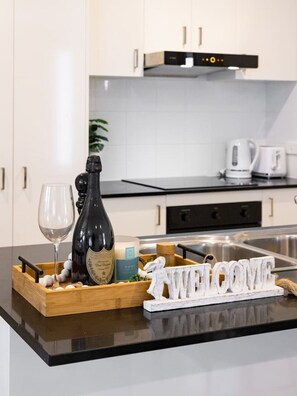 Frigorífic, microones, forn i placa de cuina 