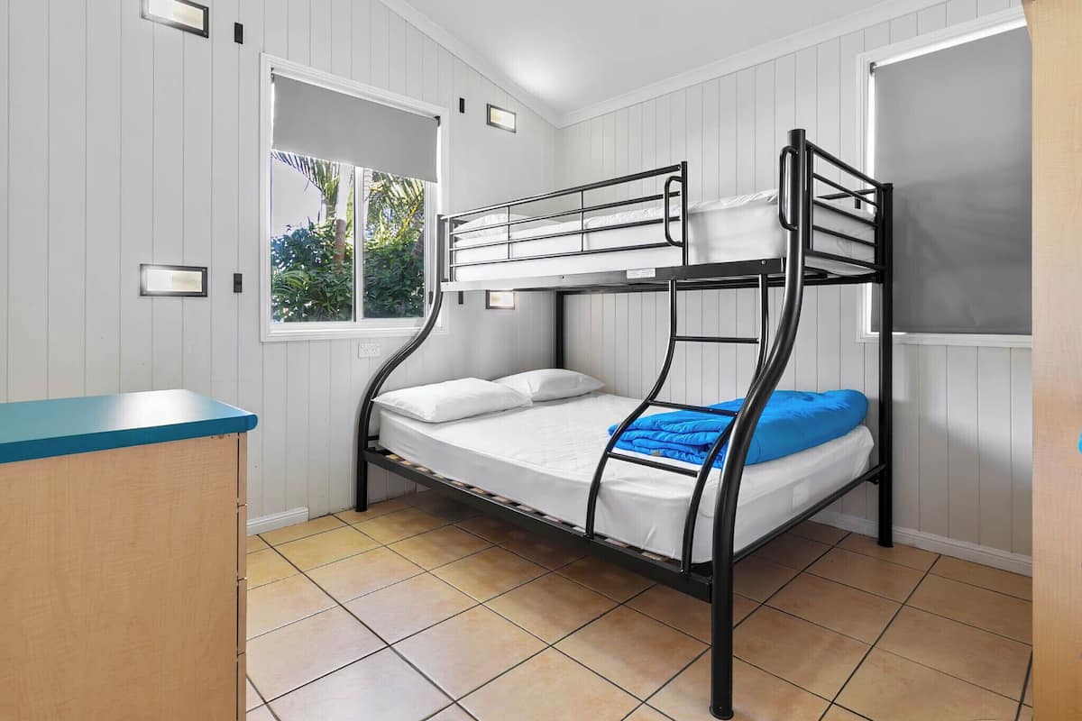 Bungalou superior | 1 dormitori, planxa i posts de planxar, wifi gratuïta i roba de llit