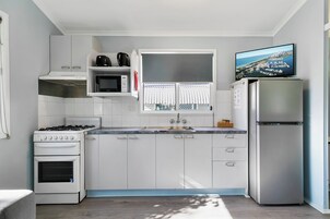 Standard Studio | Cocina privada | Frigorífico grande, microondas, placa de cocina y tostadora