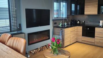 Microondas, horno, placa de cocina y lavavajillas