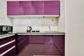 Deluxe House, 1 Queen Bed | Shared kitchen facilities | Electric kettle, cookware/dishes/utensils