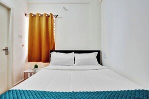 منزل ديلوكس - سرير كبير | خزنة داخل الغرفة ومكتب وستائر تعتيم وتجهيزات عازلة للصوت