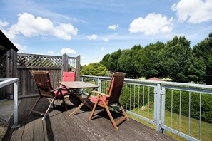 Outdoor dining - Apartment 'Landhaus Peenemnde' with Private Terrace, Private Garden and Wi-Fi (Peenemünde)