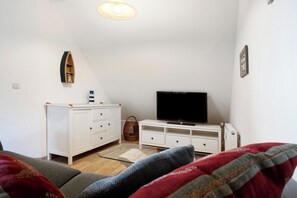 TV - Apartment 'Landhaus Peenemnde' with Private Terrace, Private Garden and Wi-Fi (Peenemünde)