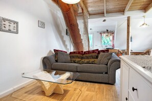 TV - Apartment 'Landhaus Peenemnde' with Private Terrace, Private Garden and Wi-Fi (Peenemünde)