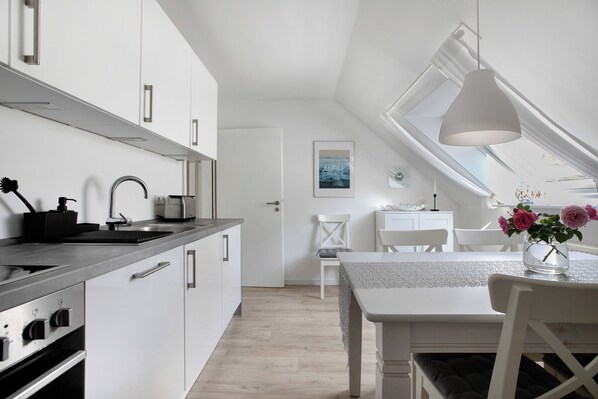 Frigorífico, microondas, horno y placa de cocina