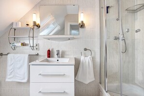 Dusche, Haartrockner, Handtücher