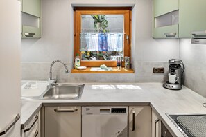 Frigorífico, microondas, horno y placa de cocina