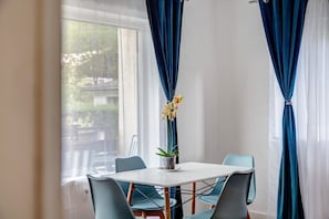 Dining - Apartment 'Alpina' with Mountain View, Shared Terrace and Wi-Fi (Oberammergau)