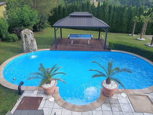Ferienwohnung 'Wohlfühloase Ermreuth' mit Bergblick, privatem Pool und Wi-Fi
