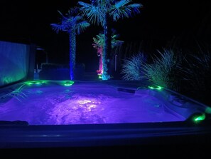 Outdoor spa tub - Apartment 'Wohlfühloase Ermreuth' with Mountain View, Private Pool and Wi-Fi (Neunkirchen am Brand)