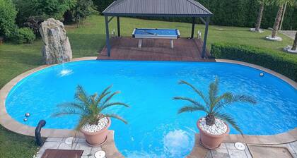 Apartment 'Wohlfühloase Ermreuth' with Mountain View, Private Pool and Wi-Fi