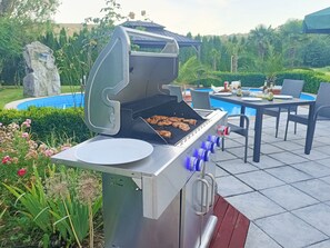 Outdoor dining - Apartment 'Wohlfühloase Ermreuth' with Mountain View, Private Pool and Wi-Fi (Neunkirchen am Brand)