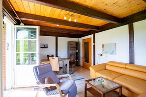 TV, video game console, DVD player - Apartment 'Kleiner Seehund' with Balcony and Wi-Fi (Pellworm)