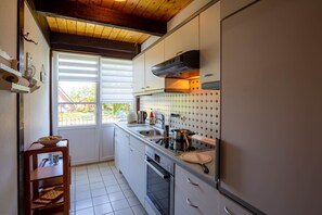 Fridge, oven, stovetop, dishwasher