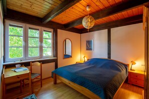 1 bedroom, desk, free WiFi, bed sheets